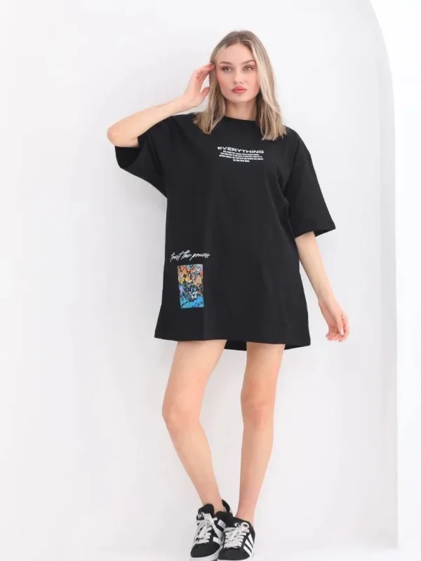 ქალის შავი Oversize ველოსიპედის საყელოიანი პრინტიანი მაისური 5