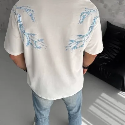 Pánske biele tričko s kruhovým výstrihom a potlačou blesku 2