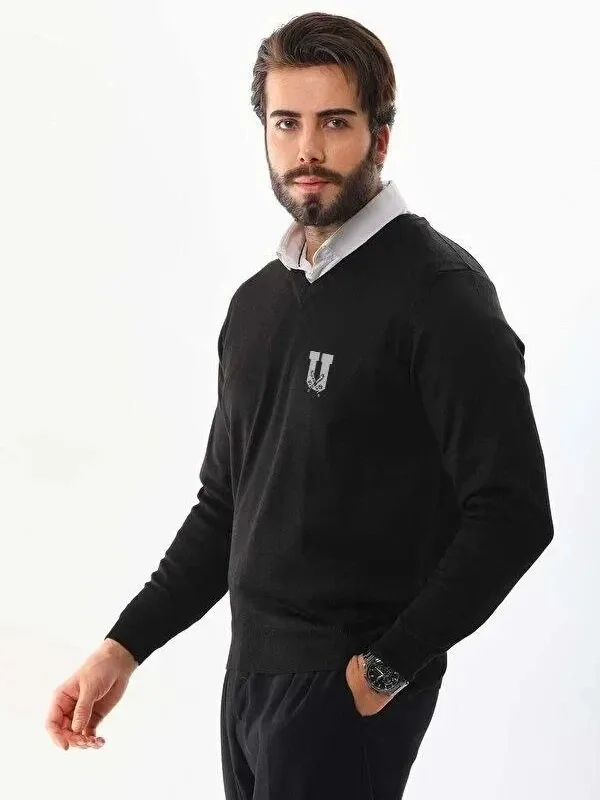 Pánský černý V-výstřih potištěný tkaný trikotový svetr 1