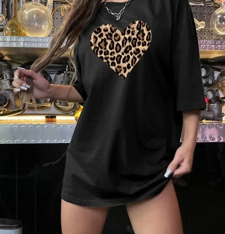 Dámské černé oversized tričko s cyklistickým výstřihem a potiskem leopardího srdce