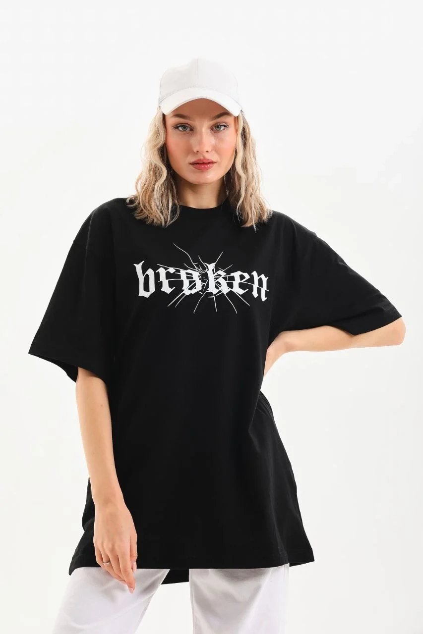 Damski oversize T-shirt czarny, dekolt w serek, nadruk 4