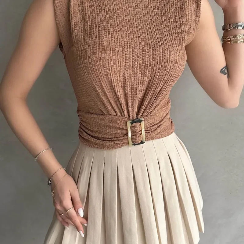 Bluza s podstavljenim ramenima i remenom u struku breskva bež