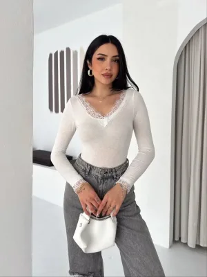Ženska bijela čipkasta detaljna V-izrez kašmir teksturirana crop bluza