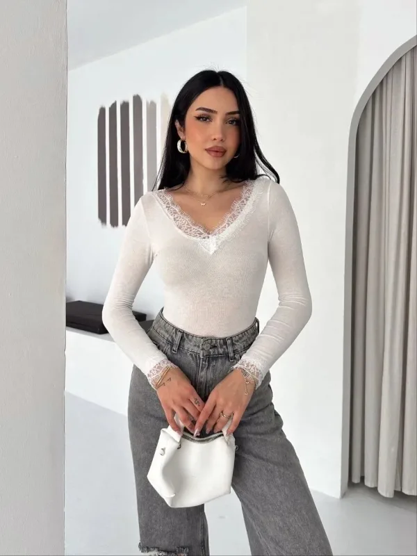 Women's White Lace Detail V-Neck Cashmere Textured Crop Blouse