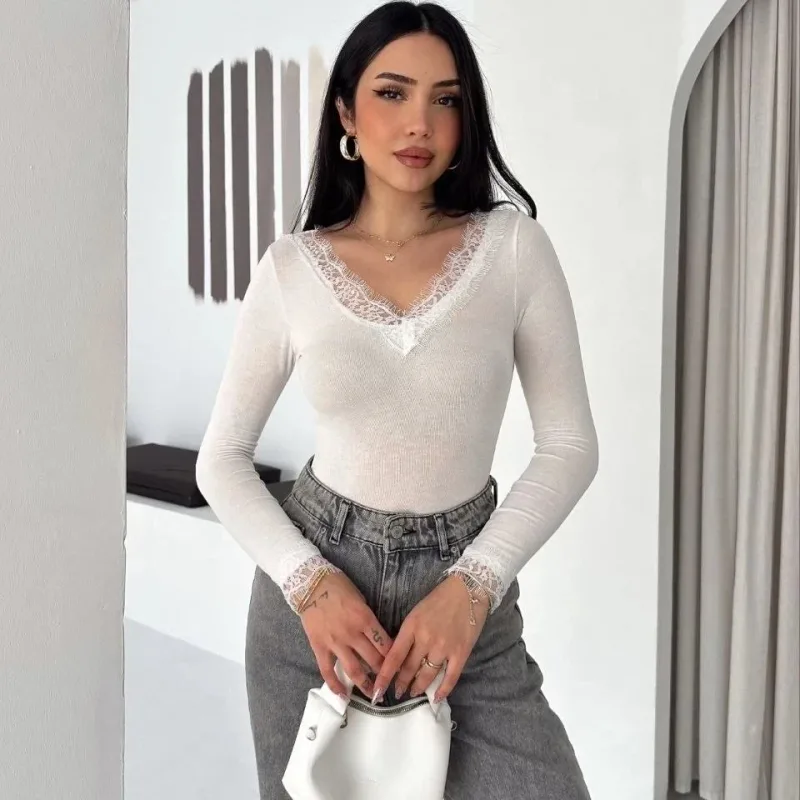 Dámská bílá crop halenka, s krajkovými detaily, s výstřihem do V, kašmírová textura