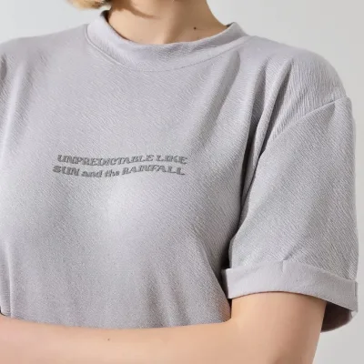 Женски сив бициклистички јака со принт slim fit T-shirt 5