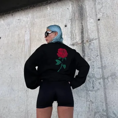 Dámský černý oversized bavlněný sweatshirt s kapucí a potiskem růže 3