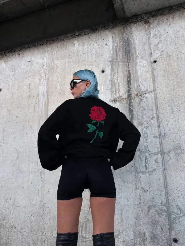 Dámský černý oversized bavlněný sweatshirt s kapucí a potiskem růže 3