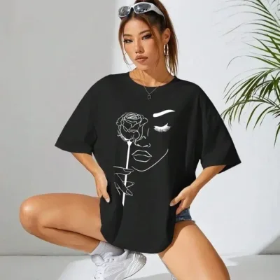 Ženska crna oversize s printom kratkih rukava 2