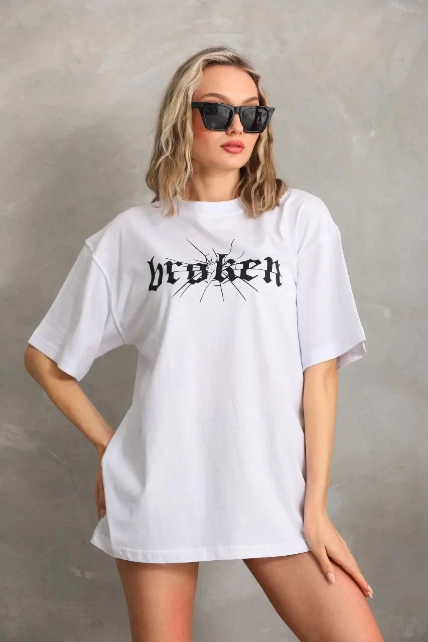 Damski oversize T-shirt biały, dekolt w serek, nadruk