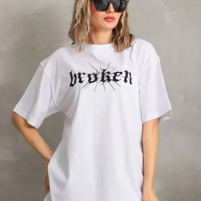 Damski oversize T-shirt biały, dekolt w serek, nadruk 1