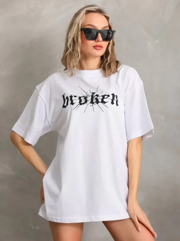 Damski oversize T-shirt biały, dekolt w serek, nadruk 1
