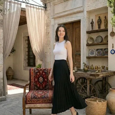 Ženska crna satenska plisirana midi suknja, elegantan i sofisticiran dizajn 5