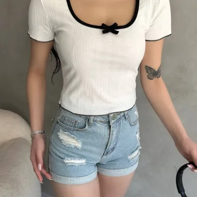 Bílý crop top s výstřihem do V a lemováním 3