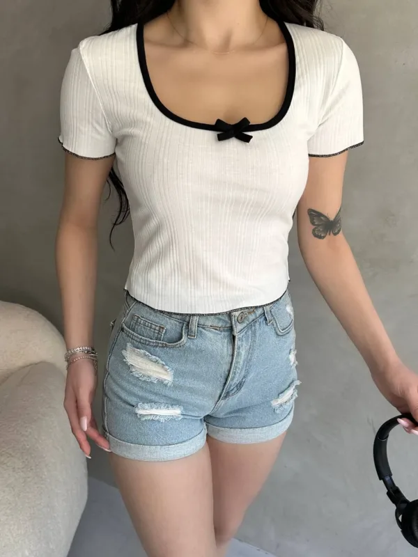 Bílý crop top s výstřihem do V a lemováním 3
