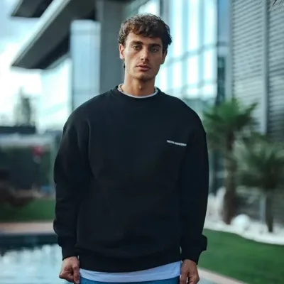 Sweatshirtê Mêran ê Reş ê Oversize ê Bi Stûyê Bisîkletê, 3 Têlên Pembo, Çapkirî 3