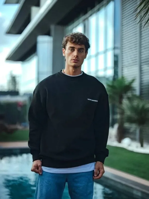 Sweatshirtê Mêran ê Reş ê Oversize ê Bi Stûyê Bisîkletê, 3 Têlên Pembo, Çapkirî 3
