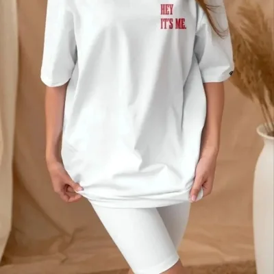 Női fehér oversized biciklinyakú nyomott rövid ujjú póló 1