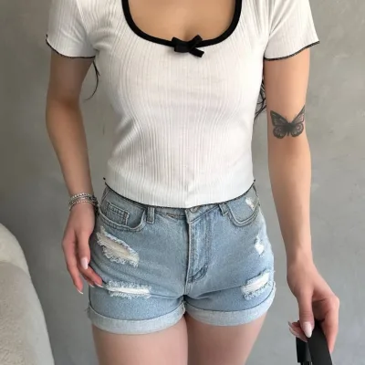 Bílý crop top s výstřihem do V a lemováním 4