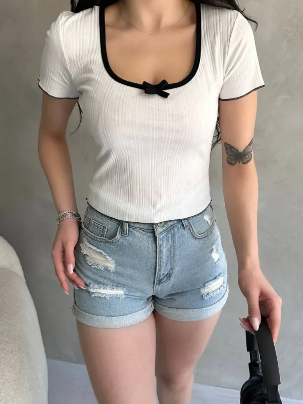 Bílý crop top s výstřihem do V a lemováním 4