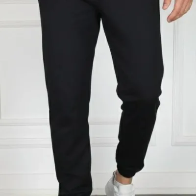 Muške crne sportske jogger pantalone sa džepovima i elastičnim nogavicama 1