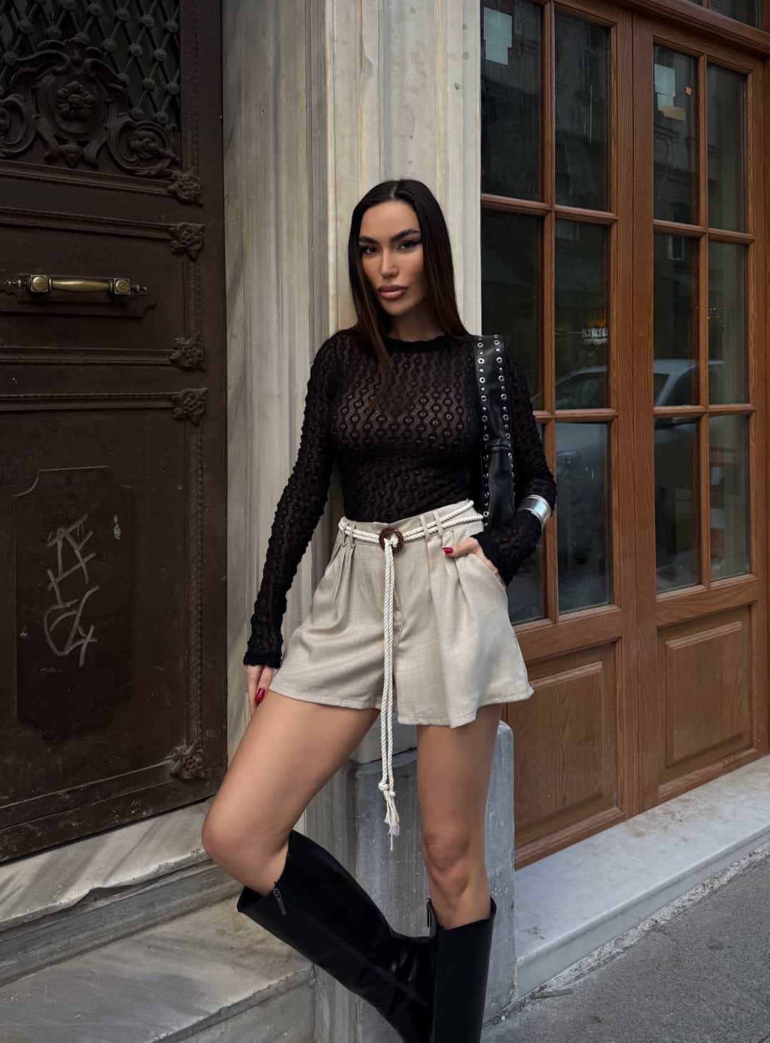 Toxuma Kəmərli Pliseli Mini Şort Bej