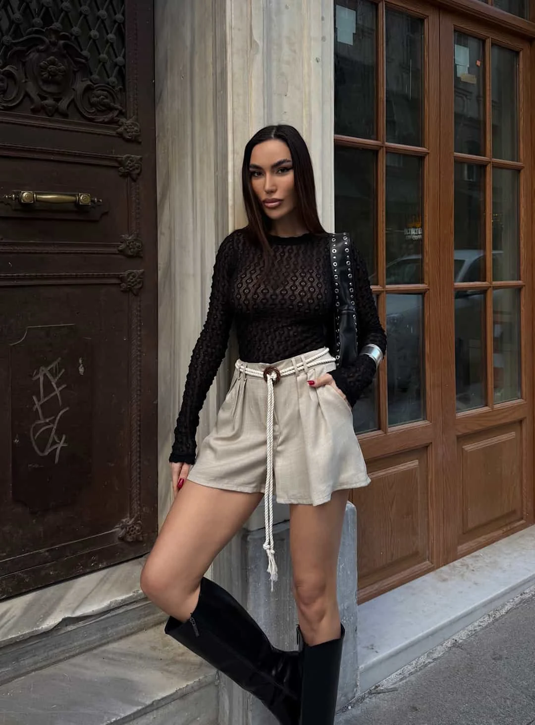 Örgü Kemerli Pileli Mini Şort Bej