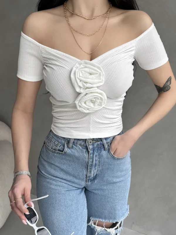 Bílý crop top s výstřihem do lodičky a růžovým detailem 3