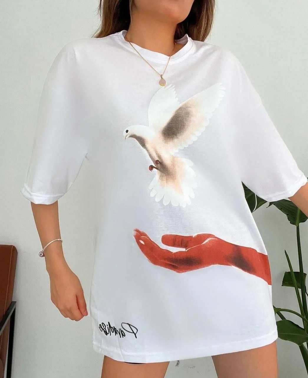 Γυναικείο Λευκό T-shirt με Στρογγυλή Λαιμόκοψη και Τύπωμα Uzi Περιστέρι