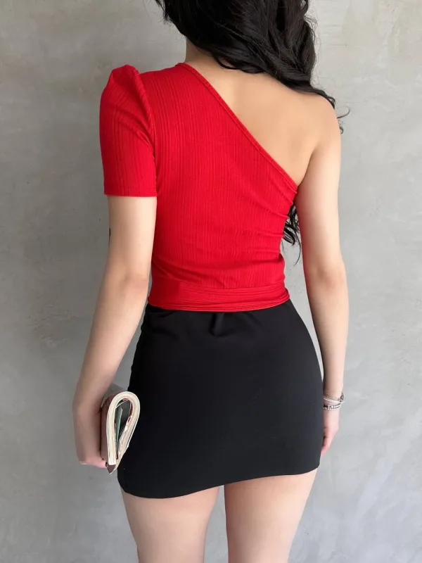 One Shoulder Chain Detail Crop Blouse Red 2