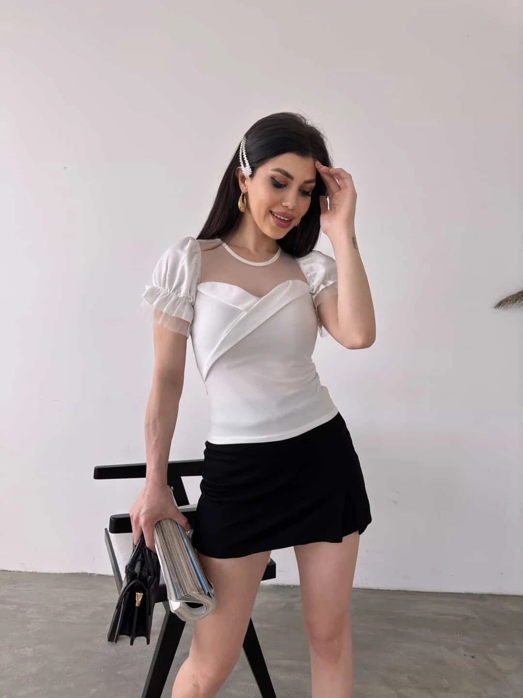 ველოსიპედის ყელიანი, ტილის დეტალიანი, ფრიალა სახელოებიანი ბლუზა თეთრი