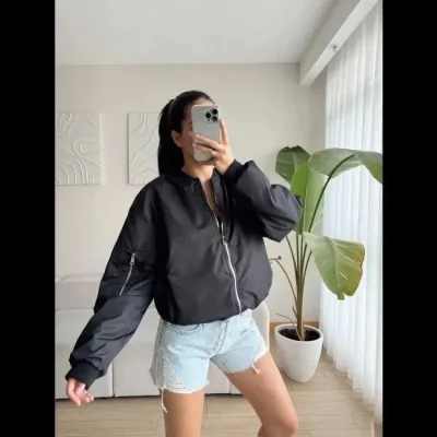 Ženska crna oversize patentni zatvarač džepovi bomber sako 6
