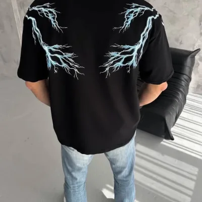 Pánske čierne oversized tričko s potlačou blesku a cyklistickým výstrihom 3