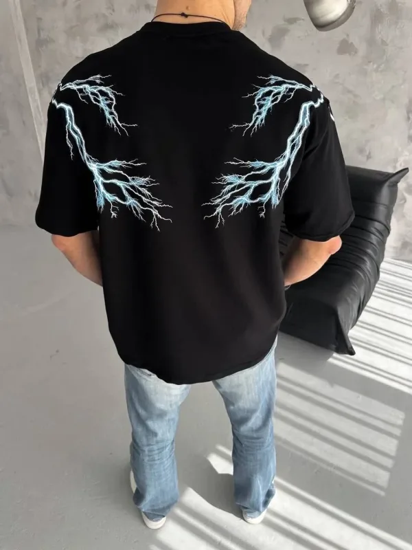 Pánske čierne oversized tričko s potlačou blesku a cyklistickým výstrihom 3