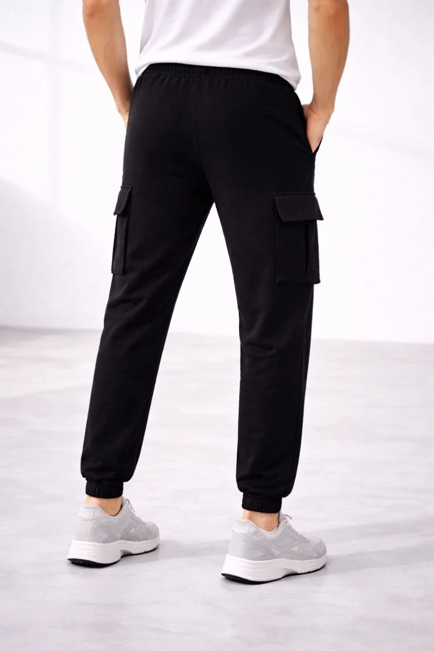 Męskie czarne spodnie dresowe jogger z kieszeniami cargo, elastyczne nogawki 4