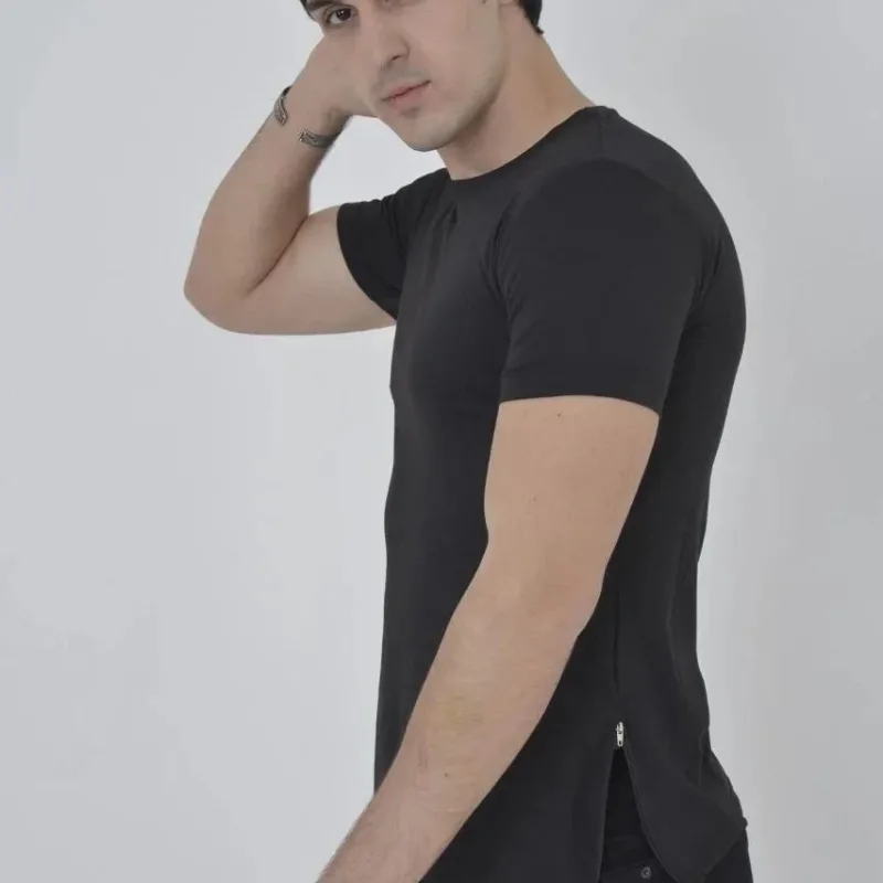 Машки црн slim fit со страничен патент бициклет јака маица