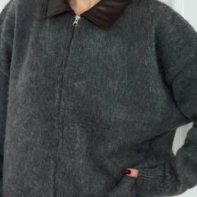 Dámsky dymový kabát s koženým golierom, obojstranným zipsom a bavlnenou textúrou 4