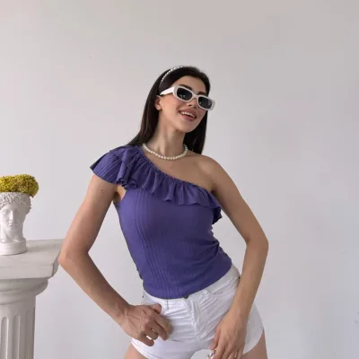 Ljubičasta bluza s volanom na jednom ramenu 6