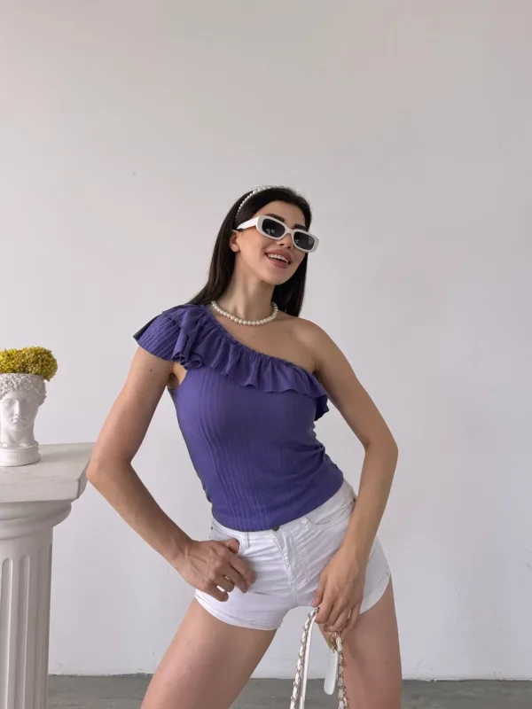 Ljubičasta bluza s volanom na jednom ramenu 6