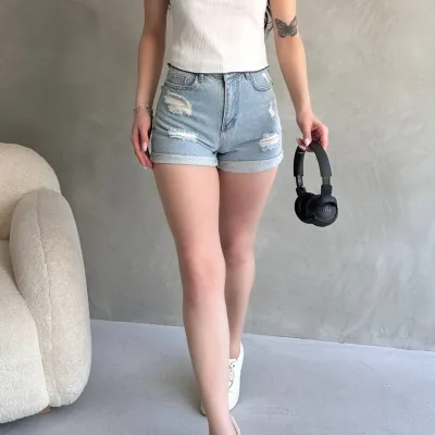 Bílý crop top s výstřihem do V a lemováním 5