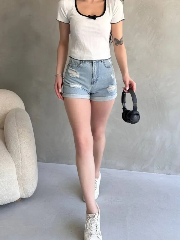 Bílý crop top s výstřihem do V a lemováním 5