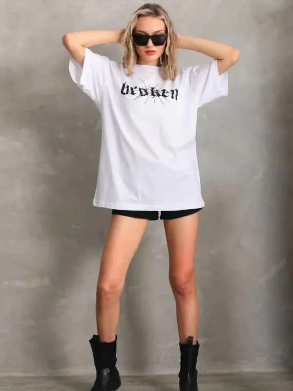 Damski oversize T-shirt biały, dekolt w serek, nadruk 6