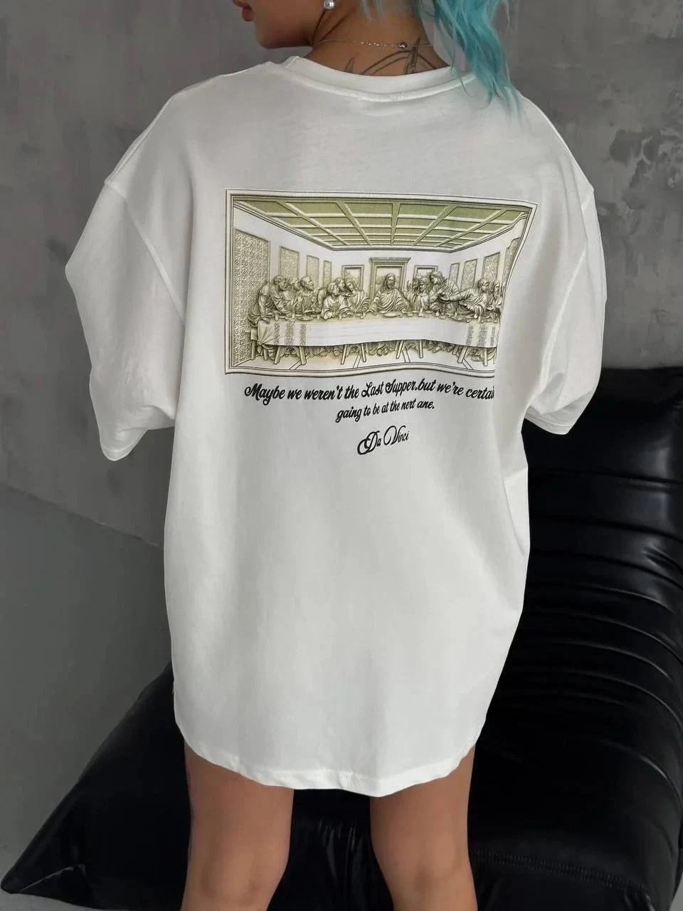 Damski oversize T-shirt biały, dekolt w serek, nadruk