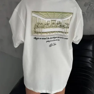 Damski oversize T-shirt biały, dekolt w serek, nadruk 1