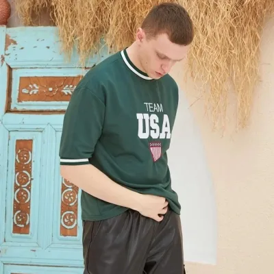 Pánské zelené oversized tričko s cyklistickým výstřihem a vyšívaným vzorem 1