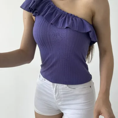 Ljubičasta bluza s volanom na jednom ramenu 5