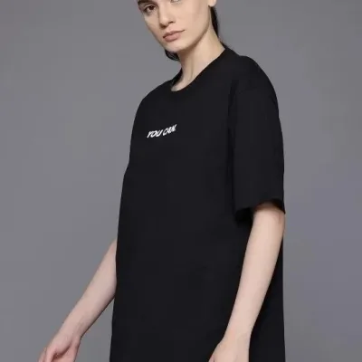 Женска црна oversize бициклистичка јака отпечаток маица 2