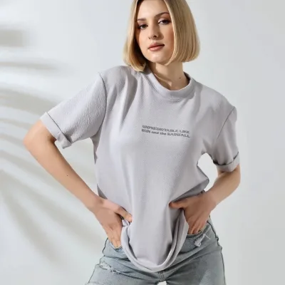 Женски сив бициклистички јака со принт slim fit T-shirt 2