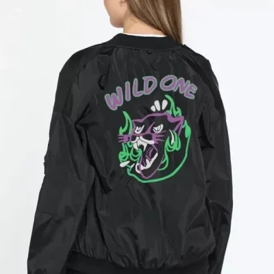 Dámska čierna oversize bomber bunda s potlačou, vreckami na zips a prešívaním 1