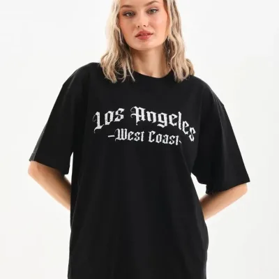 Damski oversize T-shirt czarny, dekolt w serek, nadruk 1